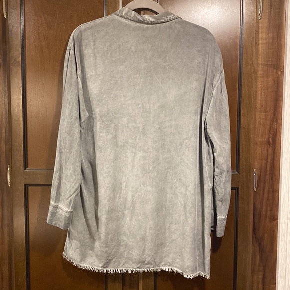 Umgee tunic style gray top frayed hem Long sleeve size Small - Picture 2 of 7